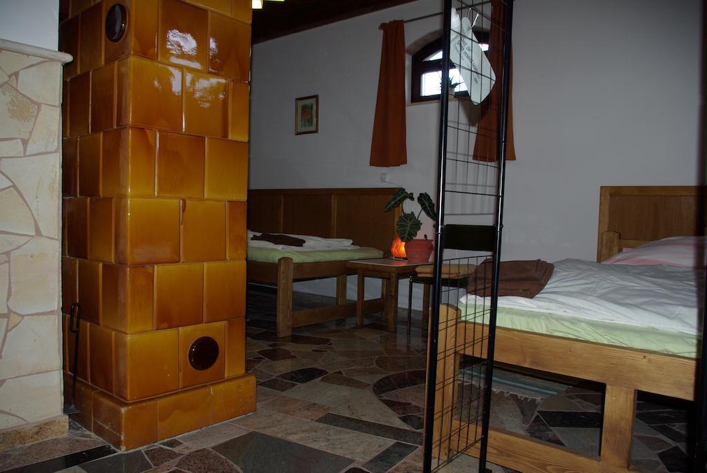 Dabasi Lovas Vendeghaz Hotel Room photo